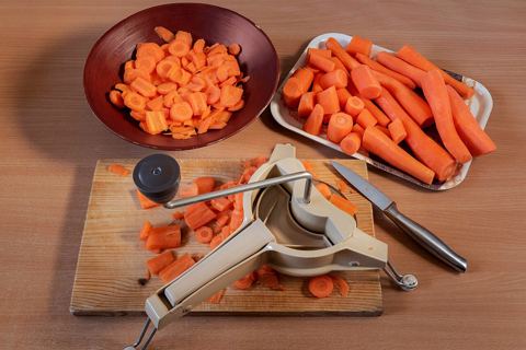 Свежевыкопанная морковь на земле