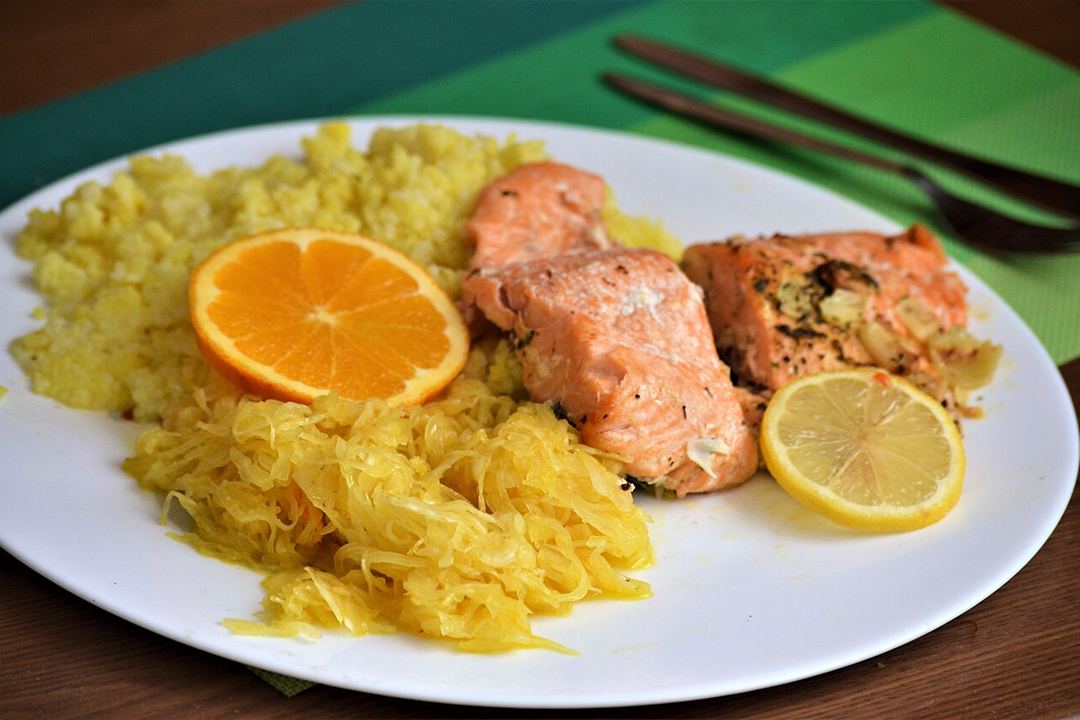 Квашеная капуста с морковью в стеклянной банке