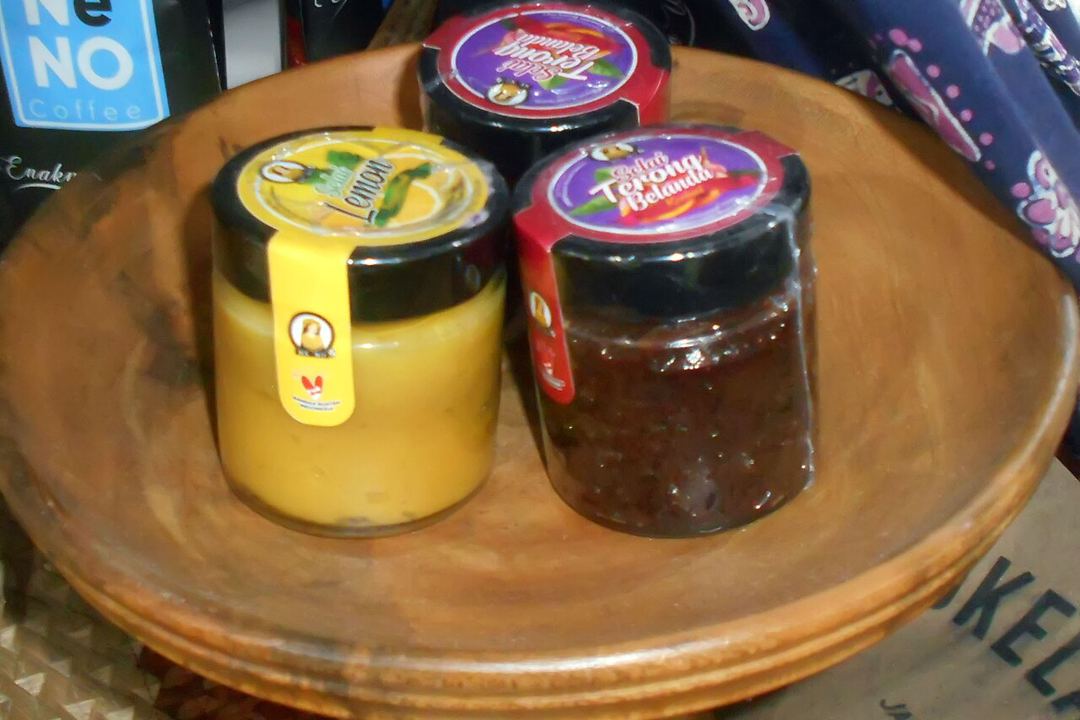 Банки с вареньем на полке в кладовой